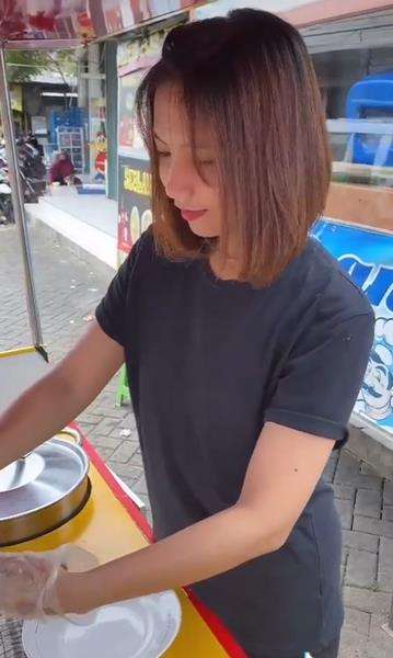 Jualan lontong sayur karena ingin coba mulai berbisnis.