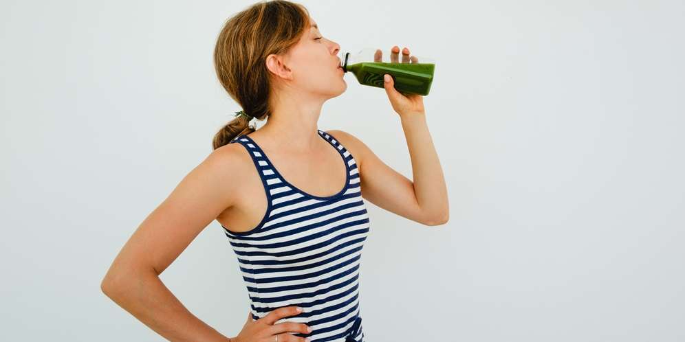 Ilustrasi Minum Jus Lidah Buaya Untuk Detox Tubuh