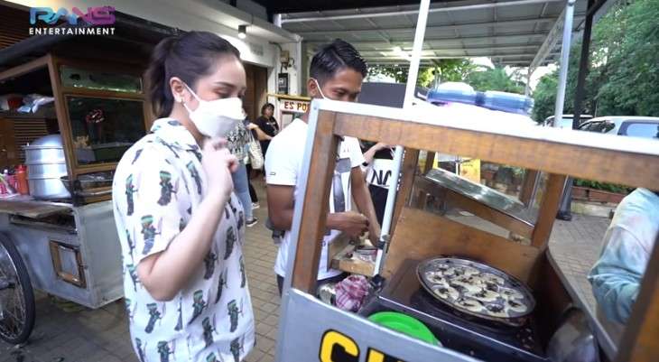 Nagita Slavina cicipi jajanan