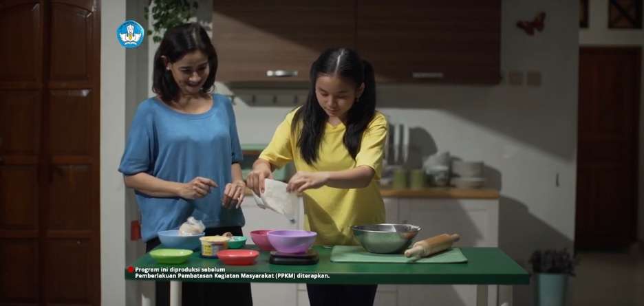 Baju Hitam Bikin Tubuh Panas saat Terkena Sinar Matahari, Mitos atau Fakta?