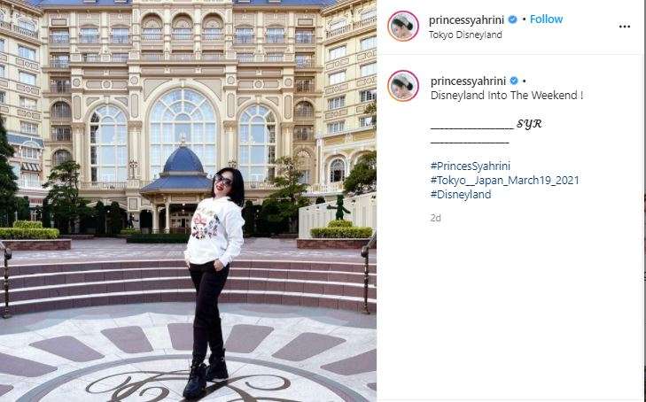 Syahrini di Disneyland