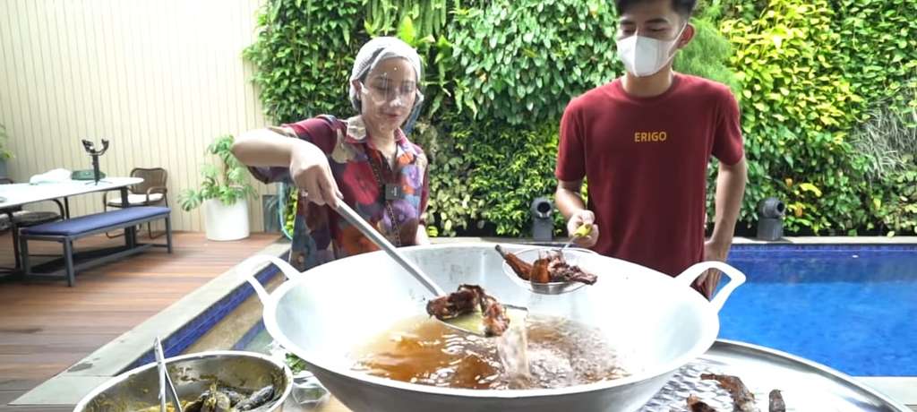 Nagita Slavina Memasak Ikan Lele