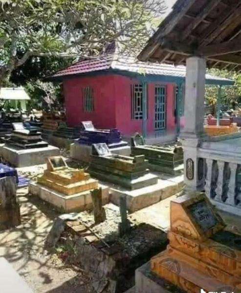 Pantas enggak cocok sama tetangga karena semuanya makam.