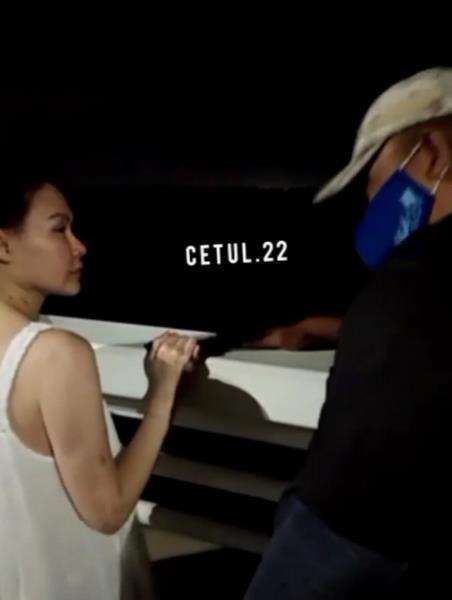 Wanita cantik berdaster putih mau bunuh diri dari Jembatan PIK 2.