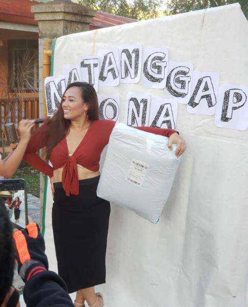 Tingkah aneh warga Filipina saat terima kiriman paket belanja.