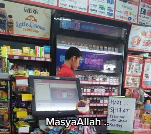 Alasan sholat di belakang meja kasir.