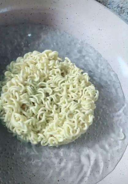 Masak mie rebus spesial.