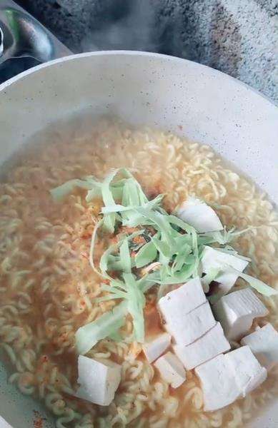 Setelah memasukkan bumbu, giliran tahu dan sawi yang telah dipotong-potong.