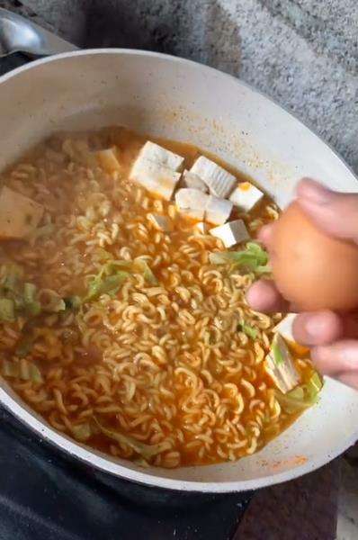 Sekarang waktunya memasukkan telur ke dalam mie rebus.