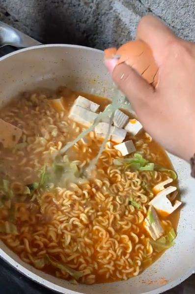 Kaget, telur tersebut ternyata sudah busuk.