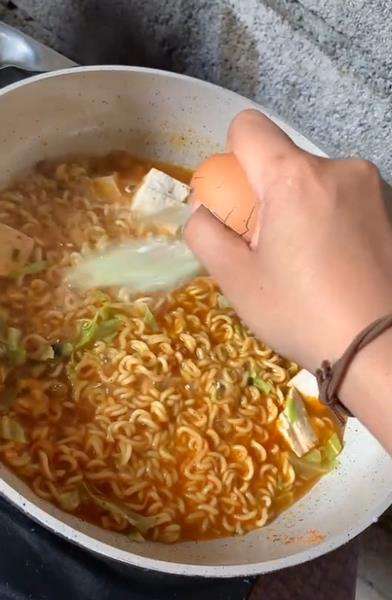 Telur busuk itu mengeluarkan bau yang sangat tidak enak.