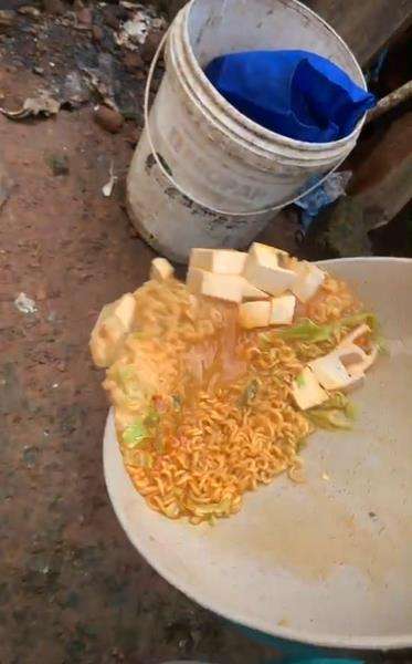 Tak bisa dimakan, mie rebus terpaksa dibuang semuanya.