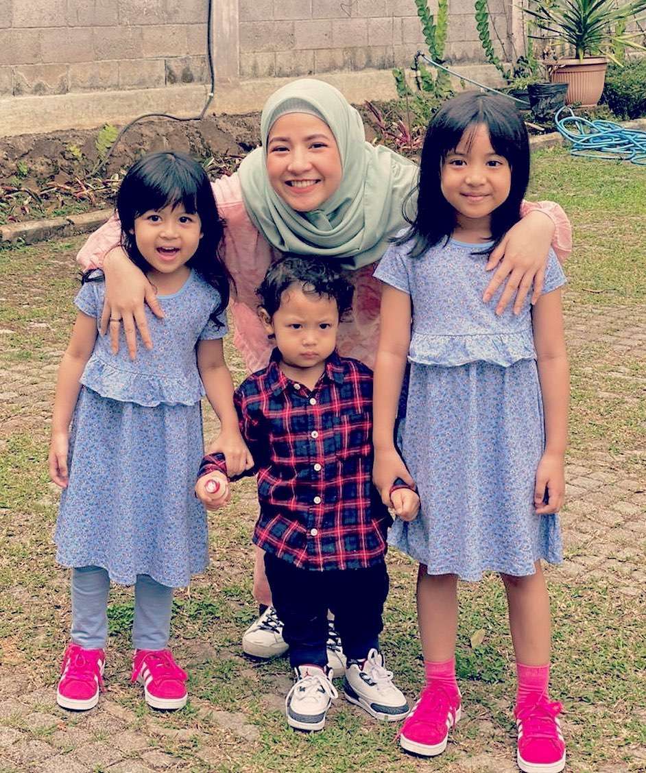 Istri dan ketiga anak Desta Mahendra