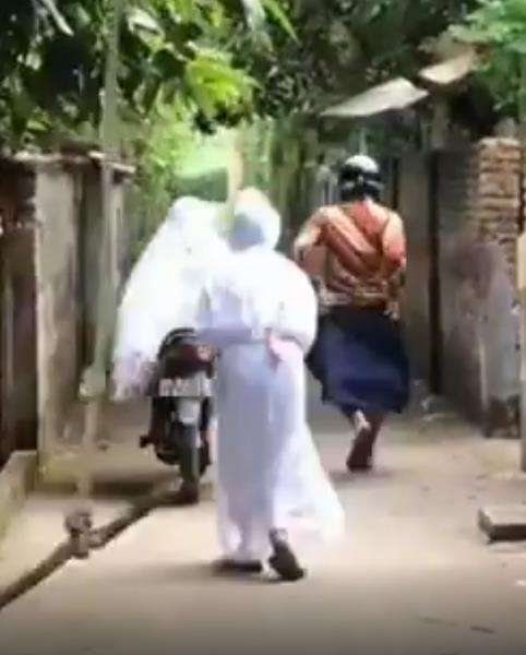 Mereka akhirnya bisa selamat dari gangguan tarzan jadi pocong