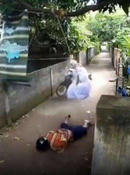 Bukannya menjauh, suaminya malah lari ke arah pocong jadi-jadian.