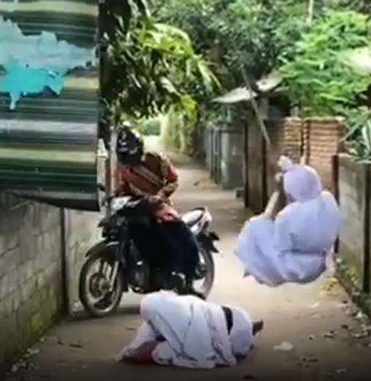 Istrinya sampai nyungsep di jalan kampung.