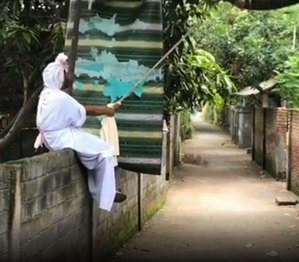 Prank orang dengan pura-pura jadi pocong.