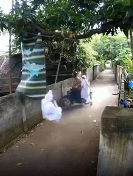Pasangan suami istri kaget ada pocong berayun mirip tarzan.