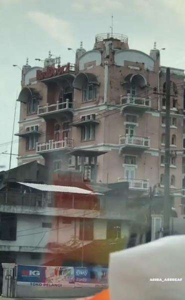 Hotel Niagara yang terkenal angker di Lawang, Malang, Jawa Timur, tampak dari kejauhan.