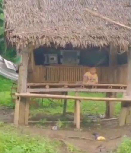 Tampak bocah kecil itu hanya melihat temannya beli bakso.