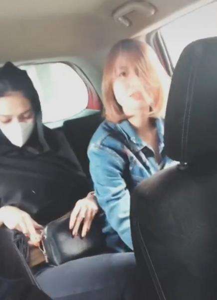Jemput SPG cantik-cantik sama istri.