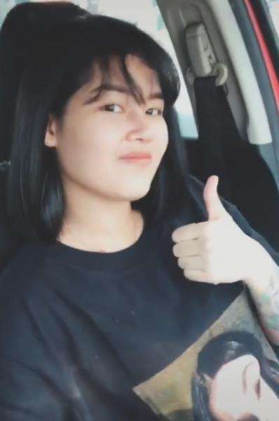 Sang istri hanya mengangkat jempolnya.