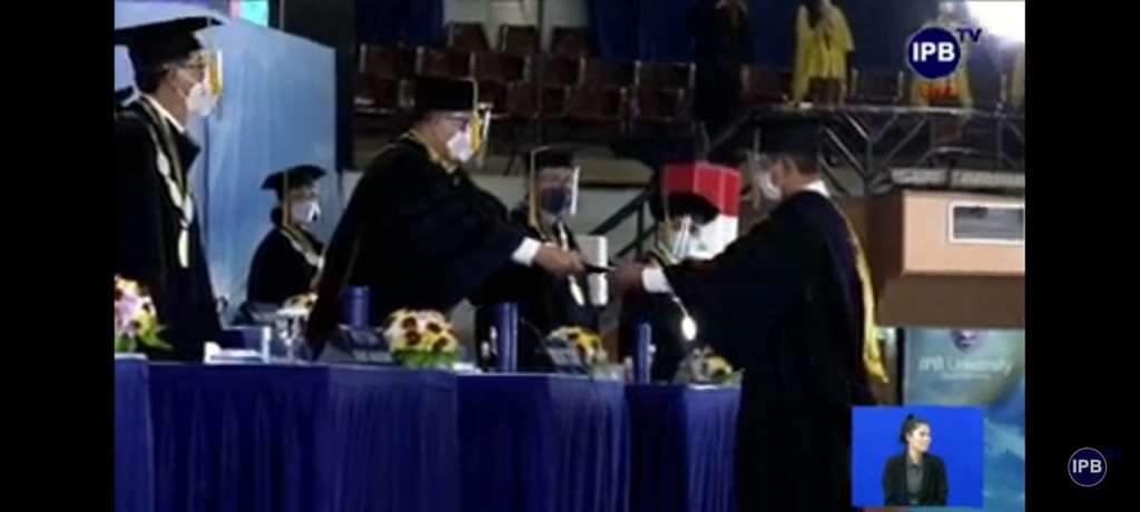 Kepala BNPB, Doni Monardo, mendapatkan gelar doktor kehormatan dari  IPB