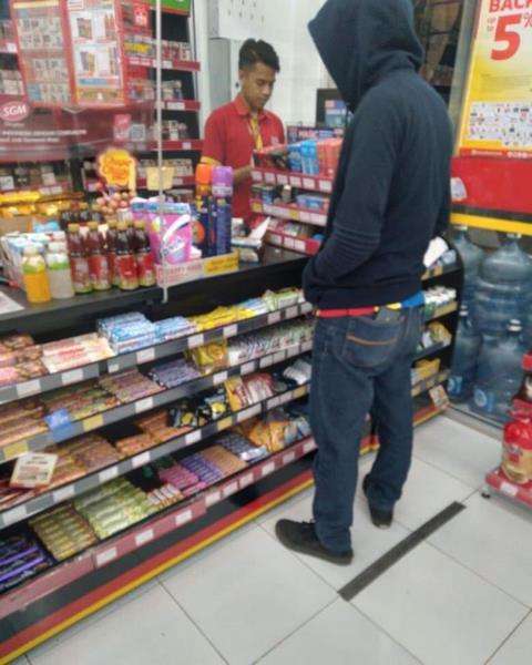 Ternyata dua karyawan beda merek minimarket.