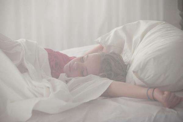 Menaruh bawang putih di bawah bantal jauhkan serangga saat tidur.