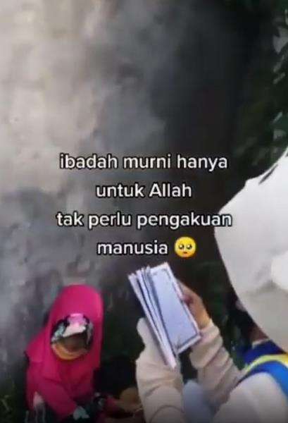 Tak mau dilihat orang karena ibadah hanya untuk Allah.