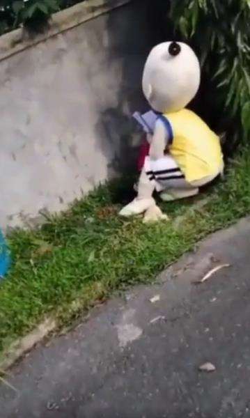 Badut Upin duduk menghadap tembok, dikira ngapain padahal baca Alquran.