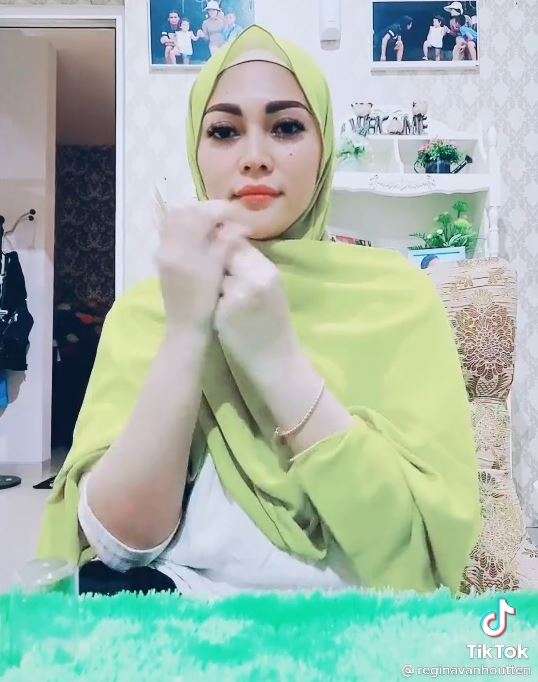 Hiasan Pajang Foto dan Tanaman Hias di Rumah Charly van Houtten