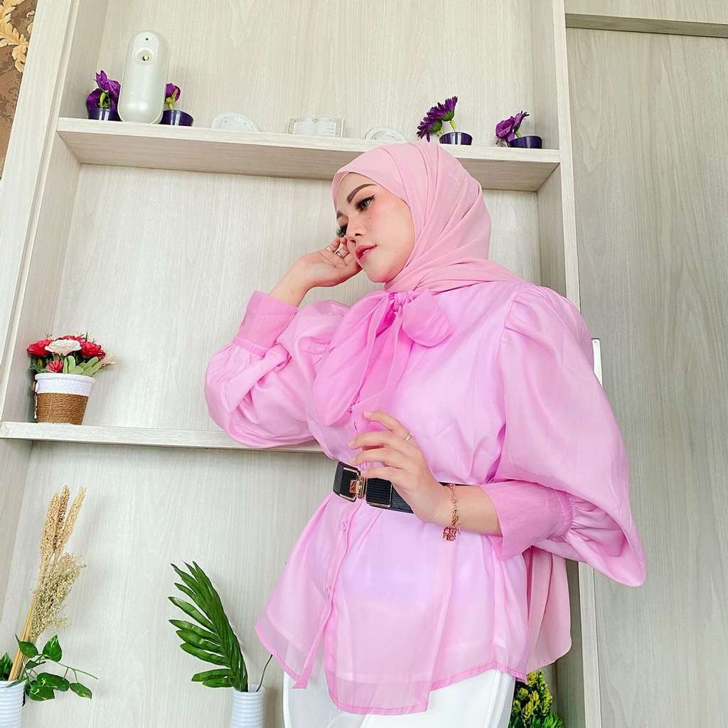 Regina Berfoto di Salah Satu Bagian Rumah