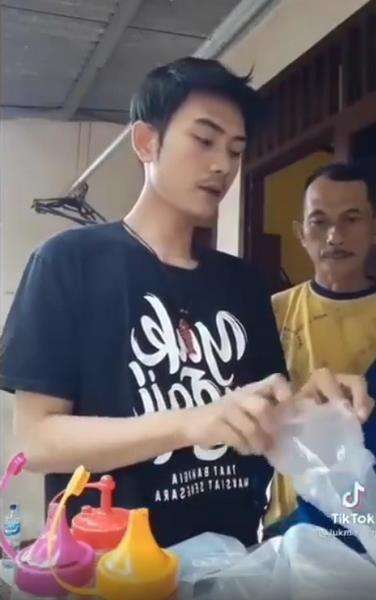 Saat menyiapkan jualan bakso dan cilok, ayahnya datang.