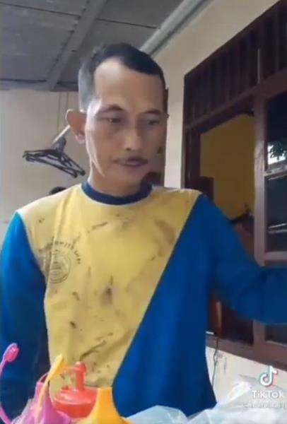 Sang bapak bajunya kotor karena kerja serabutan disuruh-suruh orang.