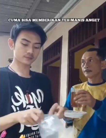 Sang bapak hanya bisa memandangi anaknya sambil terharu.
