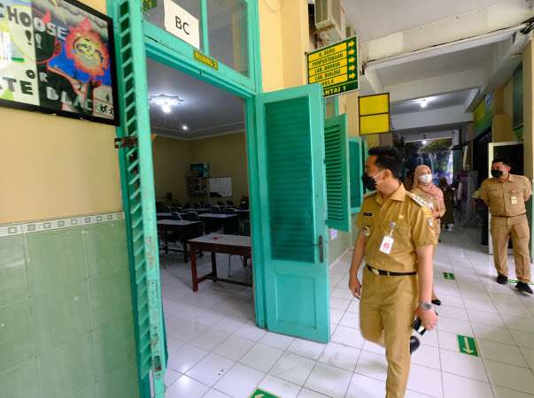Gibran saat sidak ke sejumlah sekolah di Solo