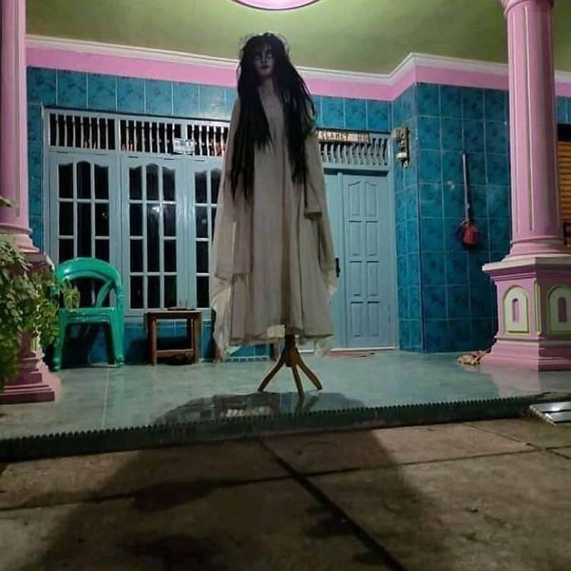 Hantu-hantuan di depan rumah