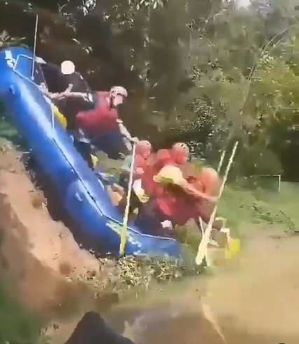 Jatuh Bareng-Bareng Sebelum Main Arung Jeram