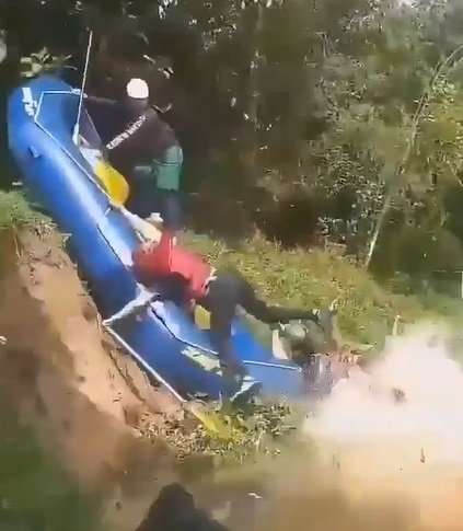 Peserta Arung Jeram Lainnya Tertawa