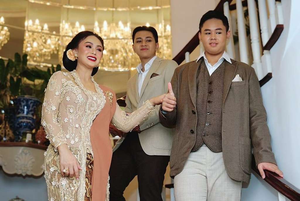 Yuni Shara dan kedua putranya