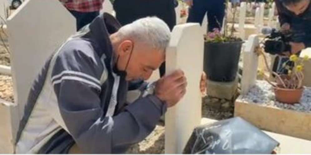 Abu Mokh Menangis di Nisan Ibunya