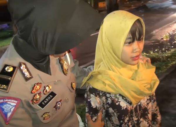 Gadis berjilbab limited edition tertangkap keluyuran malam-malam.
