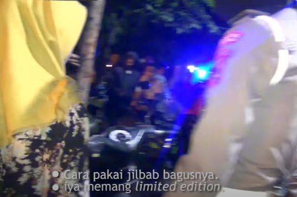 Cara pakai jilbab gaya limited edition.