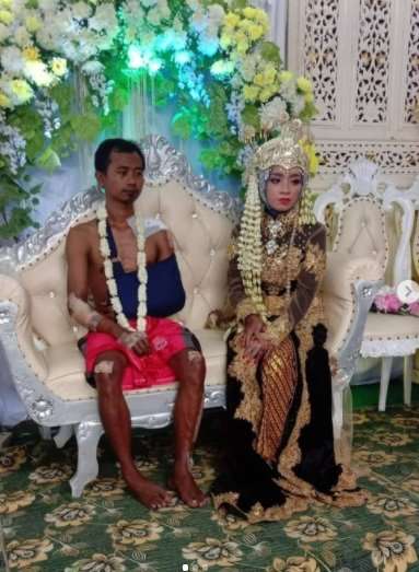 Badan diperban dan tidak memakai baju pengantin