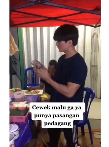 Penjual nasi kuning tampan