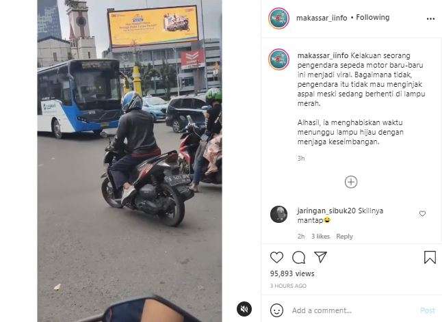 Menyeimbangkan motor tanpa menapakkan kaki di aspal.