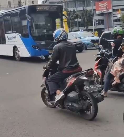 Bapak-bapak pengendara motor
