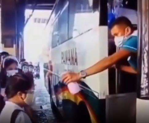 Awalnya proses pengecekan penumpang berjalan lancar.