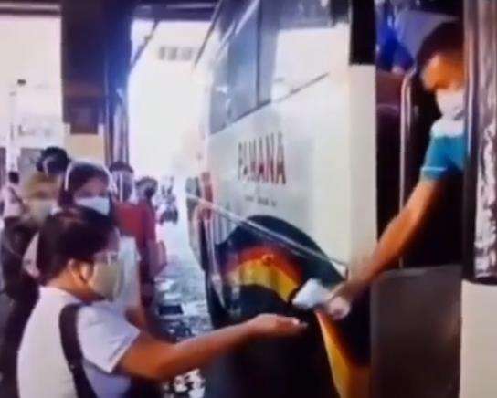 Momen kocak awak bus semprot wajah penumpang pakai disinfektan.